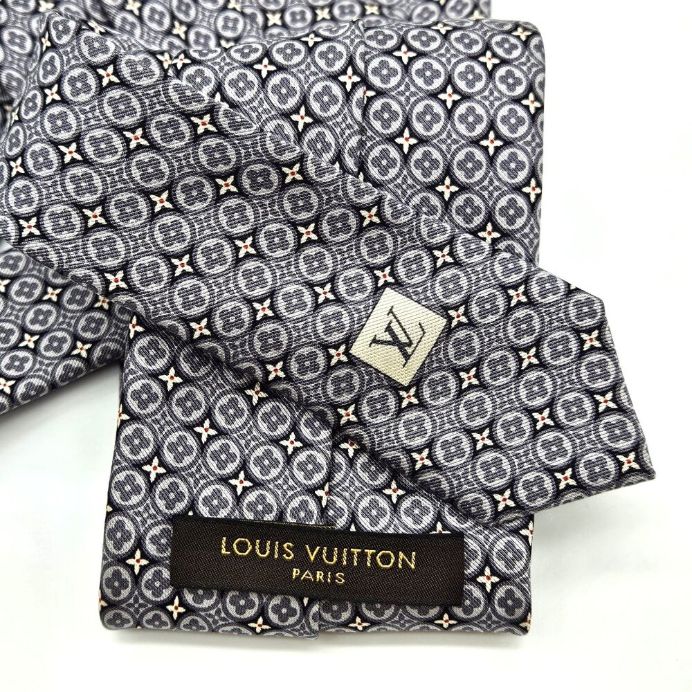 Authentic Louis Vuitton LV Quatrefoil Floral Geometric Pattern Grey Silk Necktie - Picture 5 of 8